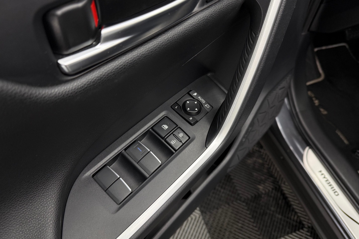 Ponuka vozidiel / Toyota RAV4 2.5 Hybrid e-CVT Executive FWD - video