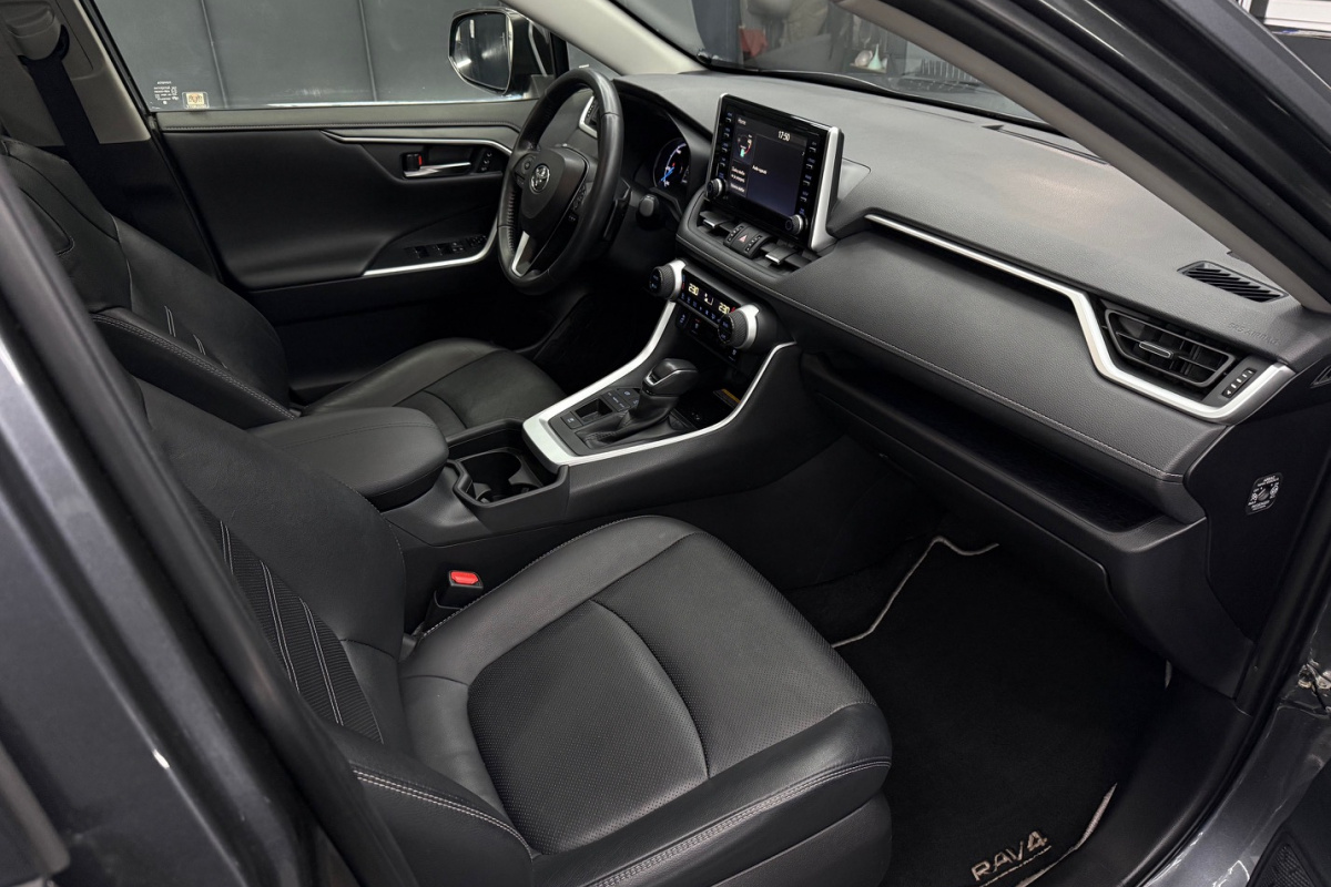 Ponuka vozidiel / Toyota RAV4 2.5 Hybrid e-CVT Executive FWD - video Ponuka vozidiel / Toyota RAV4 2.5 Hybrid e-CVT Executive FWD - video