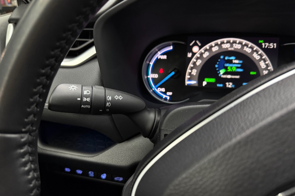 Ponuka vozidiel / Toyota RAV4 2.5 Hybrid e-CVT Executive FWD - video