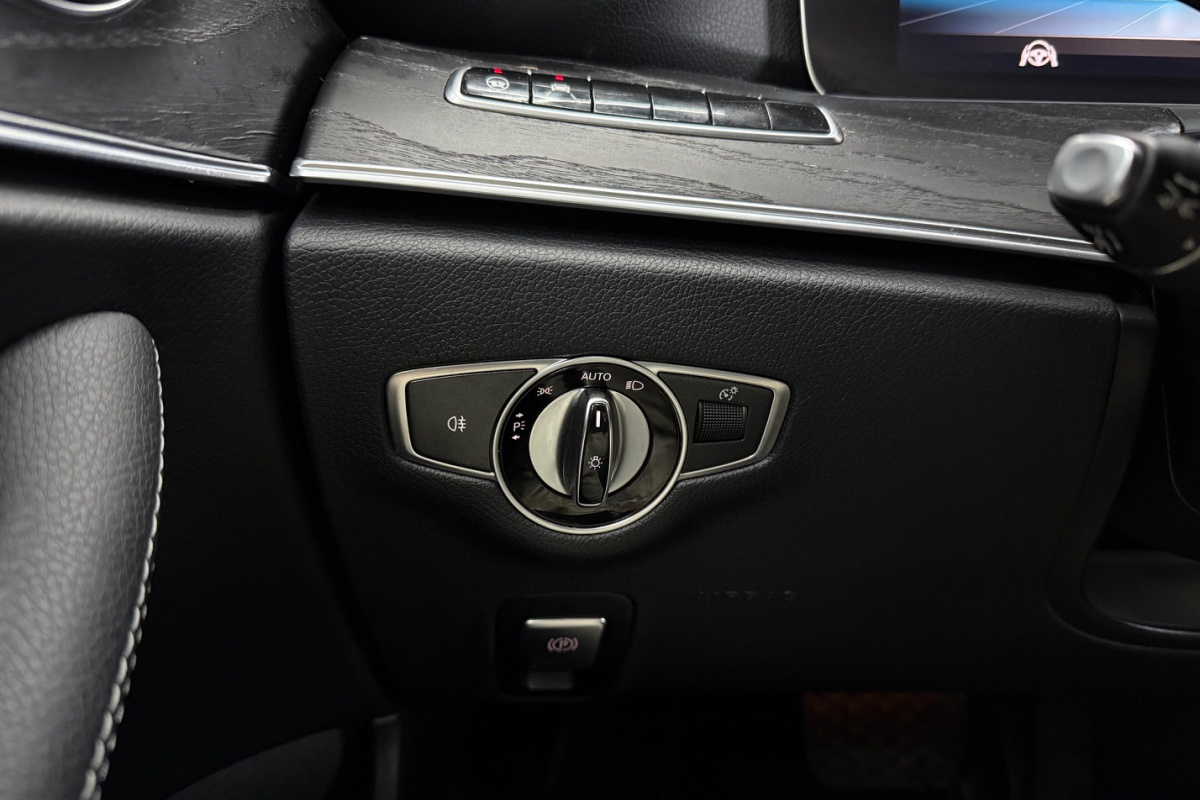 Ponuka vozidiel / Mercedes-Benz E trieda Kupé 200 4matic A/T - video