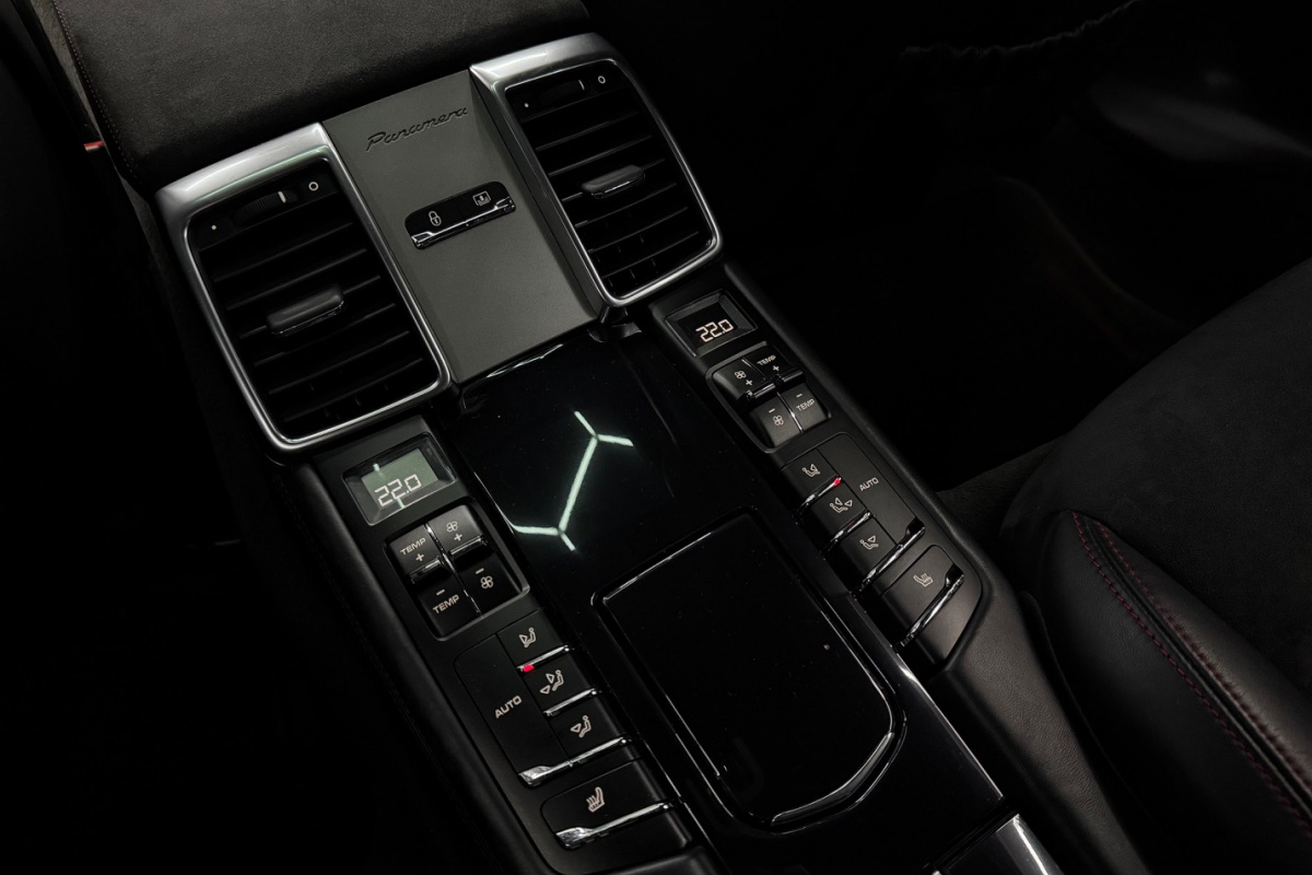 Ponuka vozidiel / Porsche Panamera GTS 4.8 PDK 4x4 - video