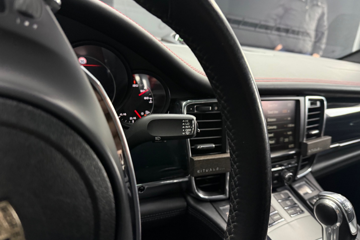 Ponuka vozidiel / Porsche Panamera GTS 4.8 PDK 4x4 - video