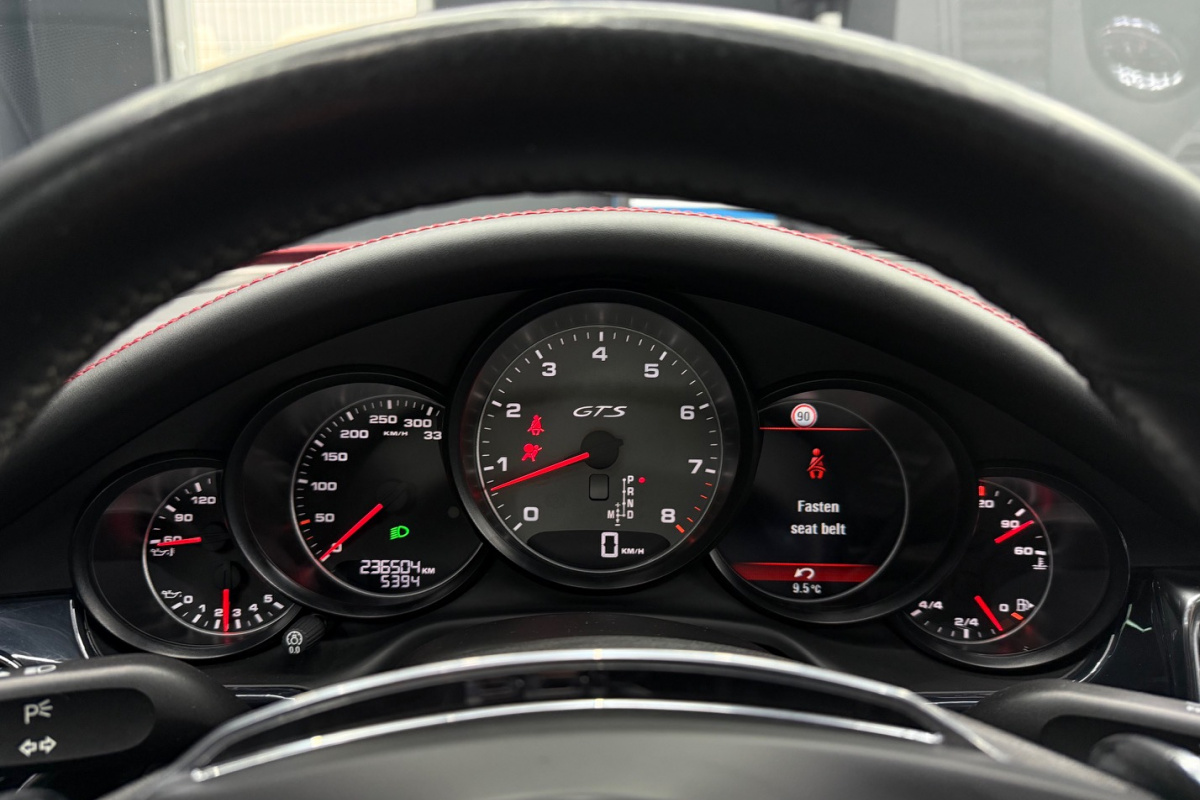 Ponuka vozidiel / Porsche Panamera GTS 4.8 PDK 4x4 - video Ponuka vozidiel / Porsche Panamera GTS 4.8 PDK 4x4 - video