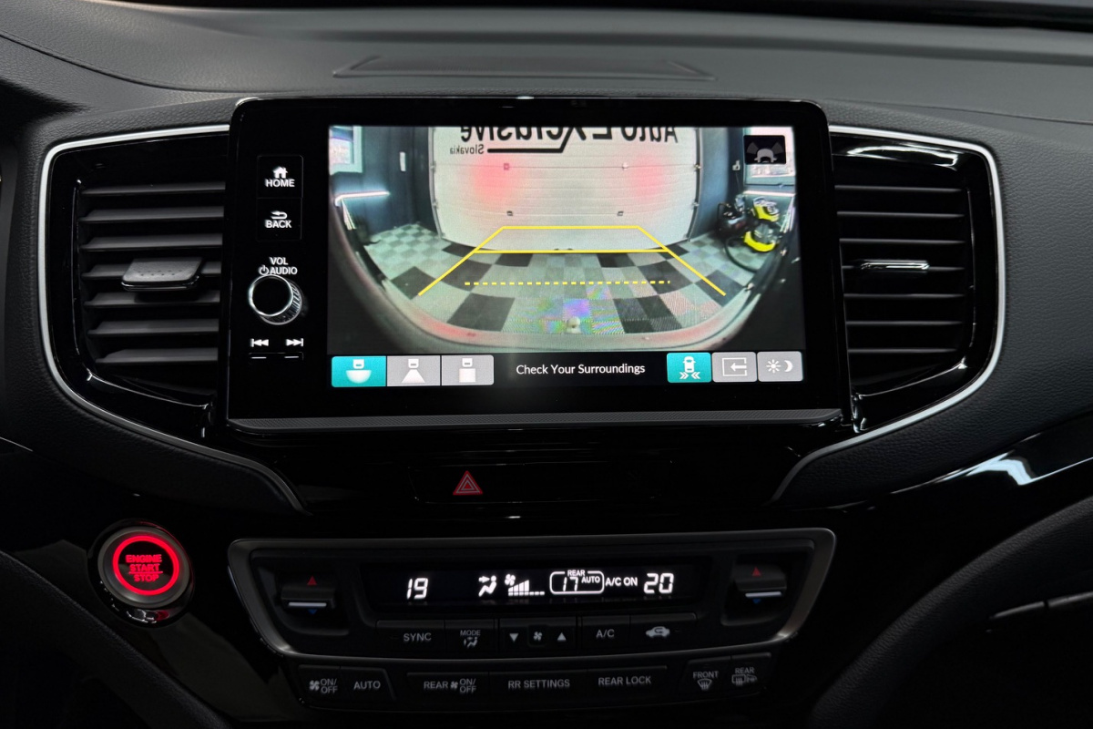 Ponuka vozidiel / Honda Ridgeline 3.5 Black Edition Double Cab 4x4 A/T - video