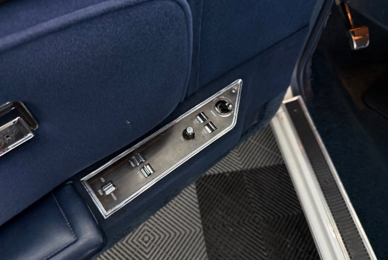  Ponuka vozidiel / Lincoln Continental Mark V Collector S Series edition Cartier 7.5 V8 - video