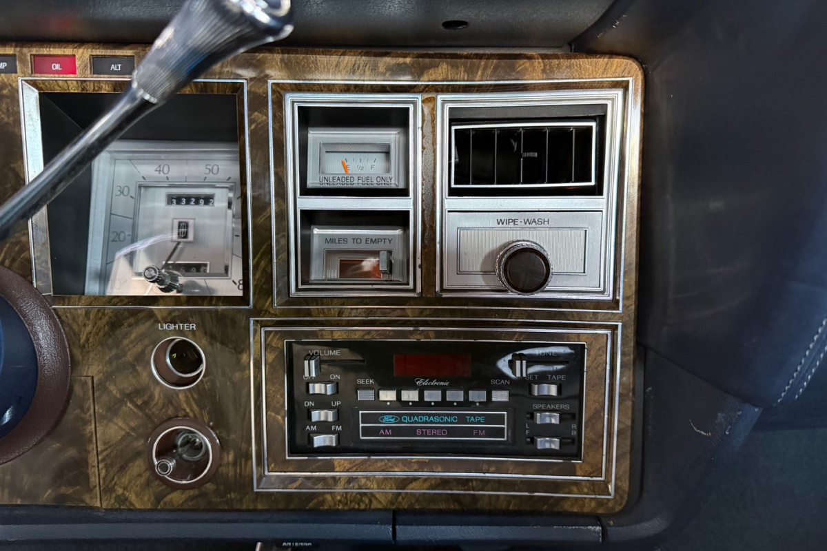 Ponuka vozidiel / Lincoln Continental Mark V Collector S Series edition Cartier 7.5 V8 - video