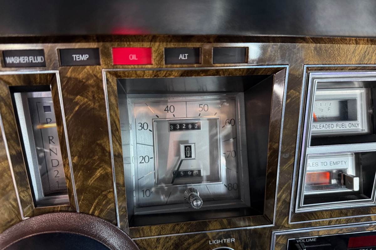 Ponuka vozidiel / Lincoln Continental Mark V Collector S Series edition Cartier 7.5 V8 - video