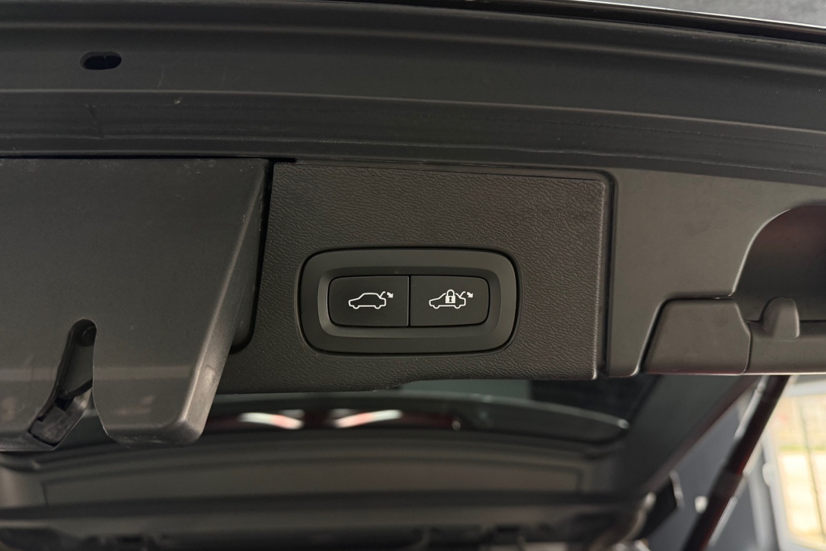 Ponuka vozidiel / Volvo XC60 2.0 B4 mHEV R-Design AWD A/T - video