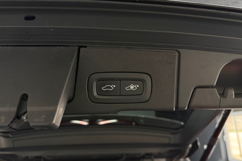  Ponuka vozidiel / Volvo XC60 2.0 B4 mHEV R-Design AWD A/T - video