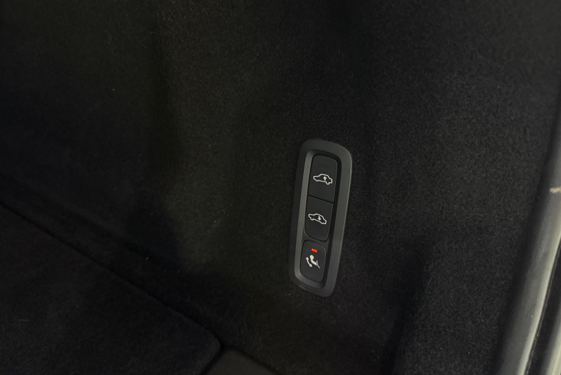  Ponuka vozidiel / Volvo XC60 2.0 B4 mHEV R-Design AWD A/T - video