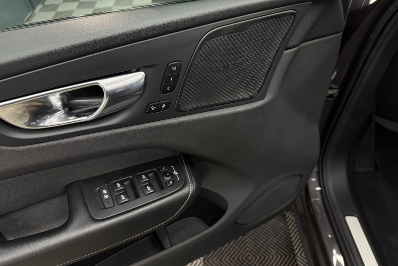  Ponuka vozidiel / Volvo XC60 2.0 B4 mHEV R-Design AWD A/T - video