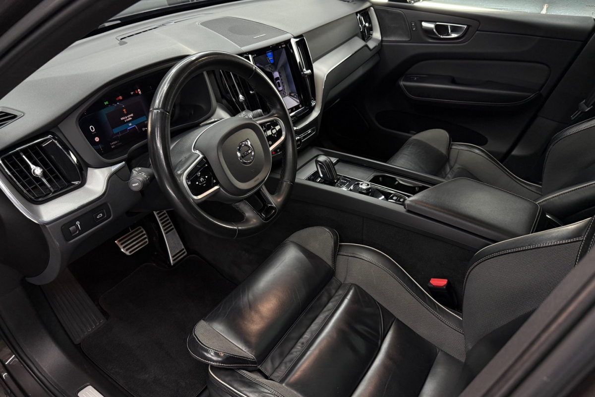 Ponuka vozidiel / Volvo XC60 2.0 B4 mHEV R-Design AWD A/T - video