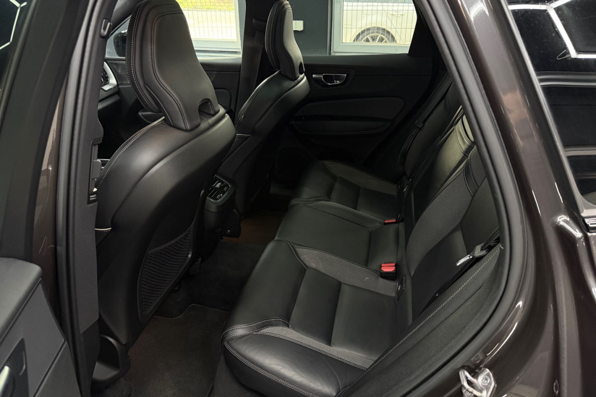 Ponuka vozidiel / Volvo XC60 2.0 B4 mHEV R-Design AWD A/T - video Ponuka vozidiel / Volvo XC60 2.0 B4 mHEV R-Design AWD A/T - video