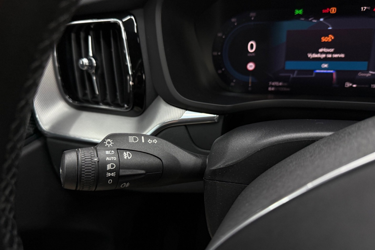 Ponuka vozidiel / Volvo XC60 2.0 B4 mHEV R-Design AWD A/T - video