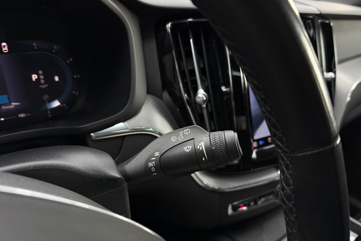 Ponuka vozidiel / Volvo XC60 2.0 B4 mHEV R-Design AWD A/T - video