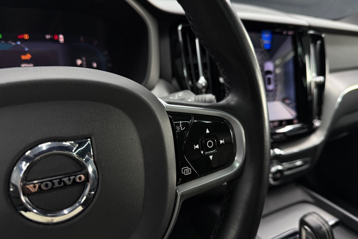 Ponuka vozidiel / Volvo XC60 2.0 B4 mHEV R-Design AWD A/T - video