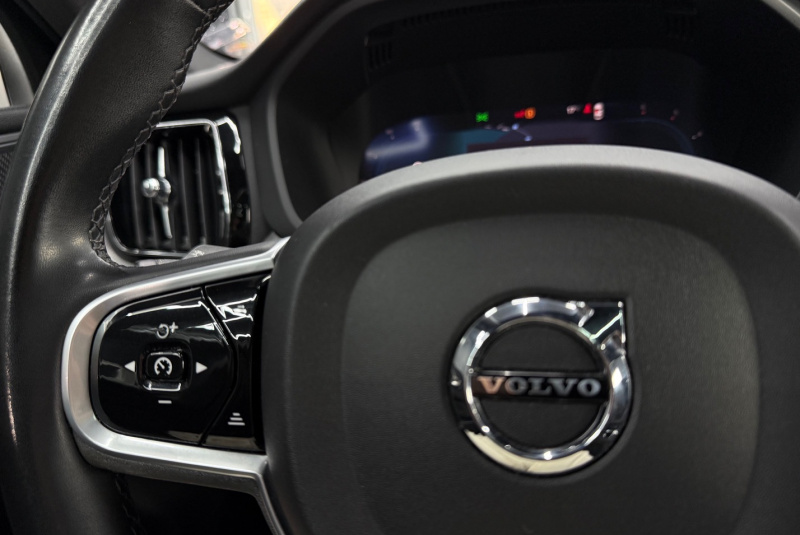  Ponuka vozidiel / Volvo XC60 2.0 B4 mHEV R-Design AWD A/T - video