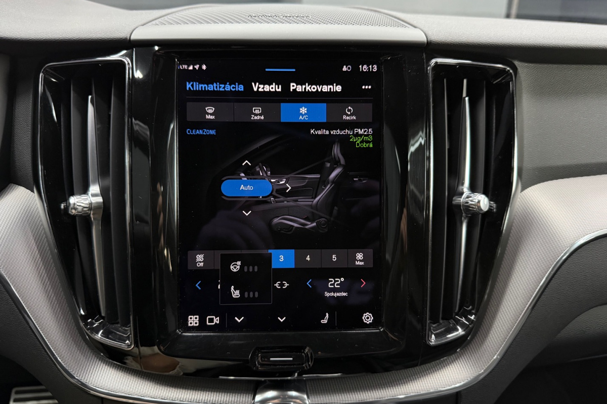 Ponuka vozidiel / Volvo XC60 2.0 B4 mHEV R-Design AWD A/T - video