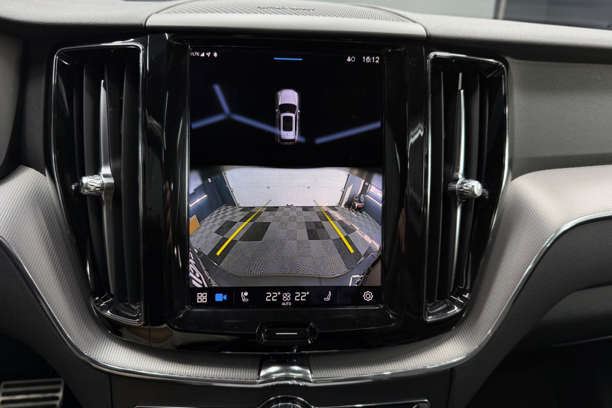 Ponuka vozidiel / Volvo XC60 2.0 B4 mHEV R-Design AWD A/T - video