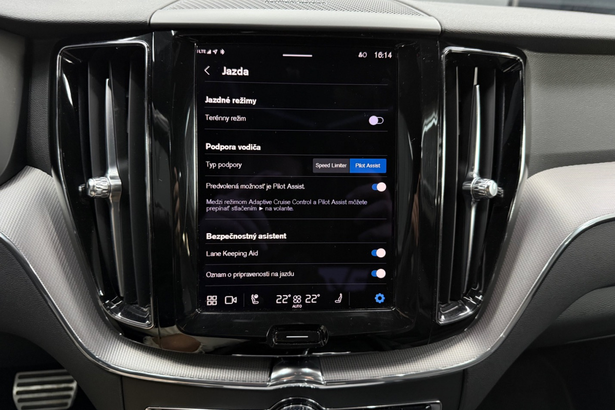 Ponuka vozidiel / Volvo XC60 2.0 B4 mHEV R-Design AWD A/T - video