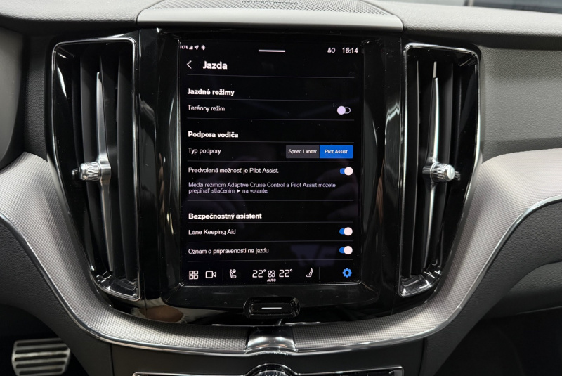  Ponuka vozidiel / Volvo XC60 2.0 B4 mHEV R-Design AWD A/T - video