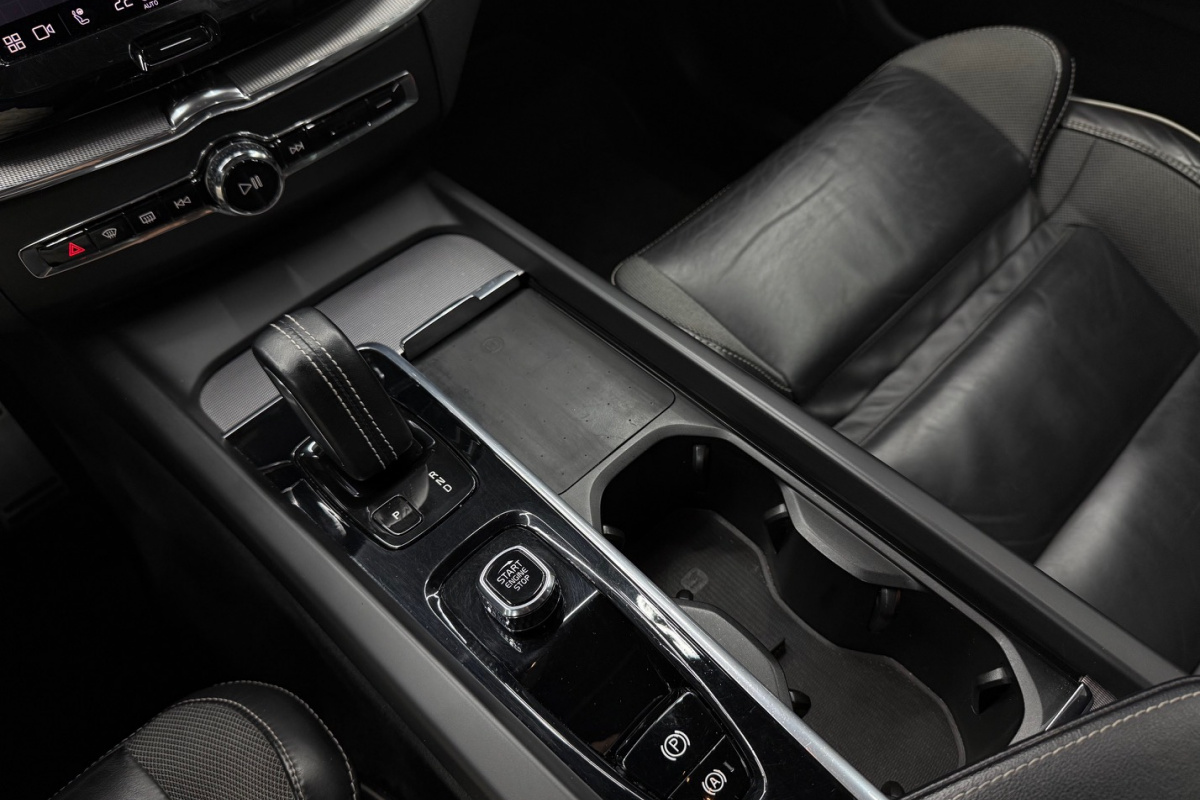 Ponuka vozidiel / Volvo XC60 2.0 B4 mHEV R-Design AWD A/T - video Ponuka vozidiel / Volvo XC60 2.0 B4 mHEV R-Design AWD A/T - video