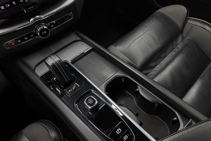 Ponuka vozidiel / Volvo XC60 2.0 B4 mHEV R-Design AWD A/T - video Ponuka vozidiel / Volvo XC60 2.0 B4 mHEV R-Design AWD A/T - video