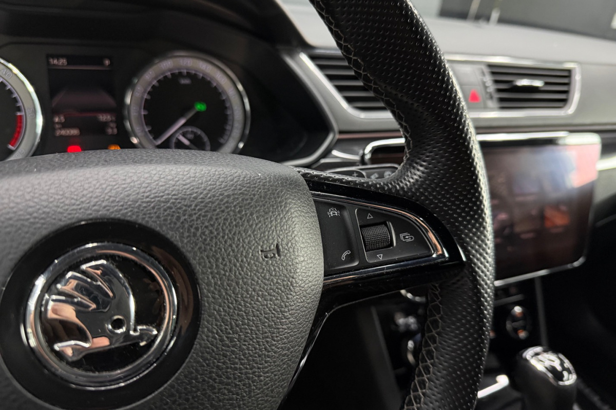 Ponuka vozidiel / Škoda Superb Combi 2.0 TDI Sportline DSG - video