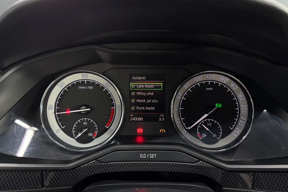 Ponuka vozidiel / Škoda Superb Combi 2.0 TDI Sportline DSG - video