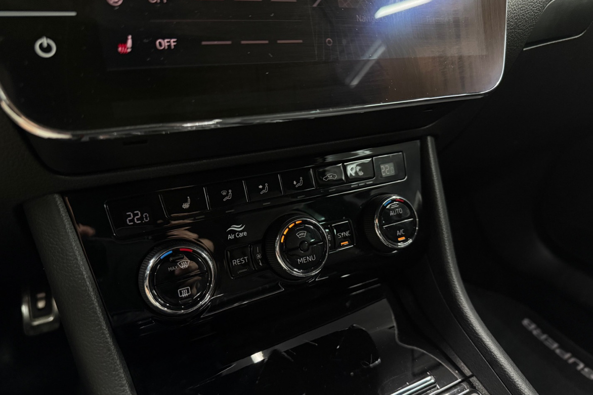 Ponuka vozidiel / Škoda Superb Combi 2.0 TDI Sportline DSG - video