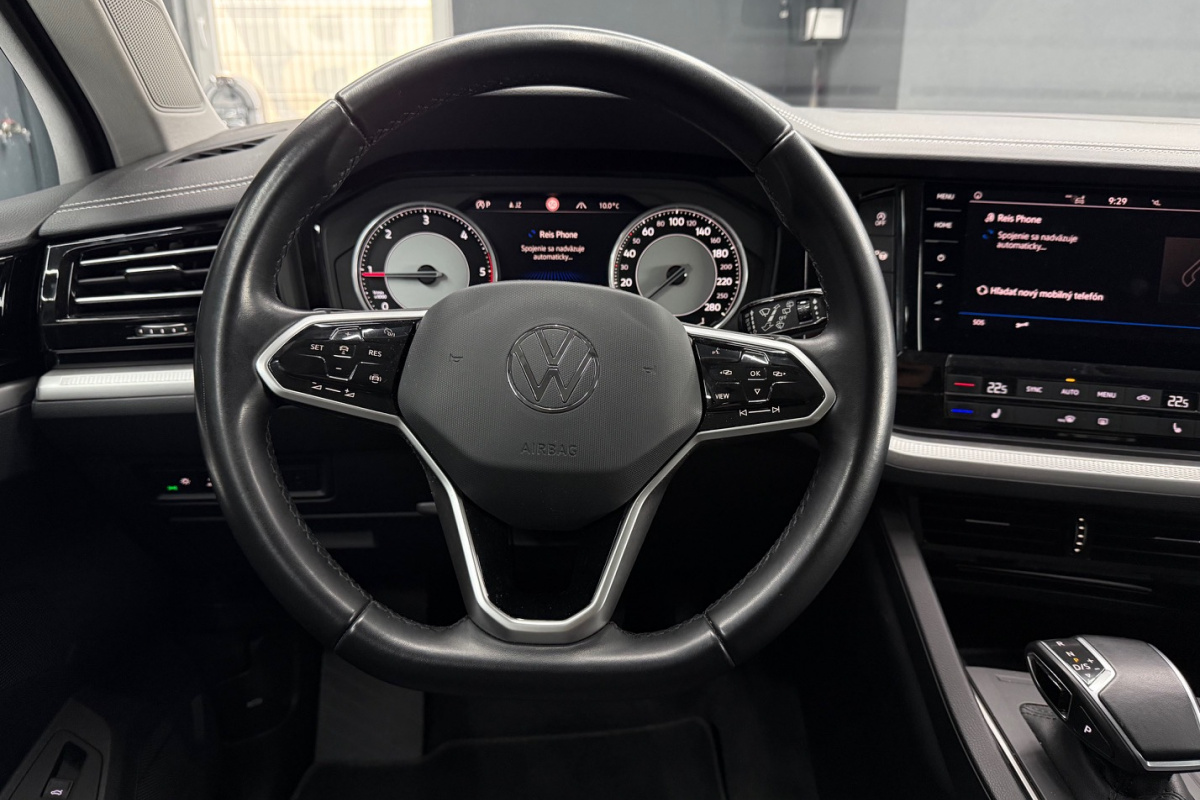 Ponuka vozidiel / Volkswagen Touareg 3.0 V6 TDI SCR Elegance 4Motion Tiptronic - video