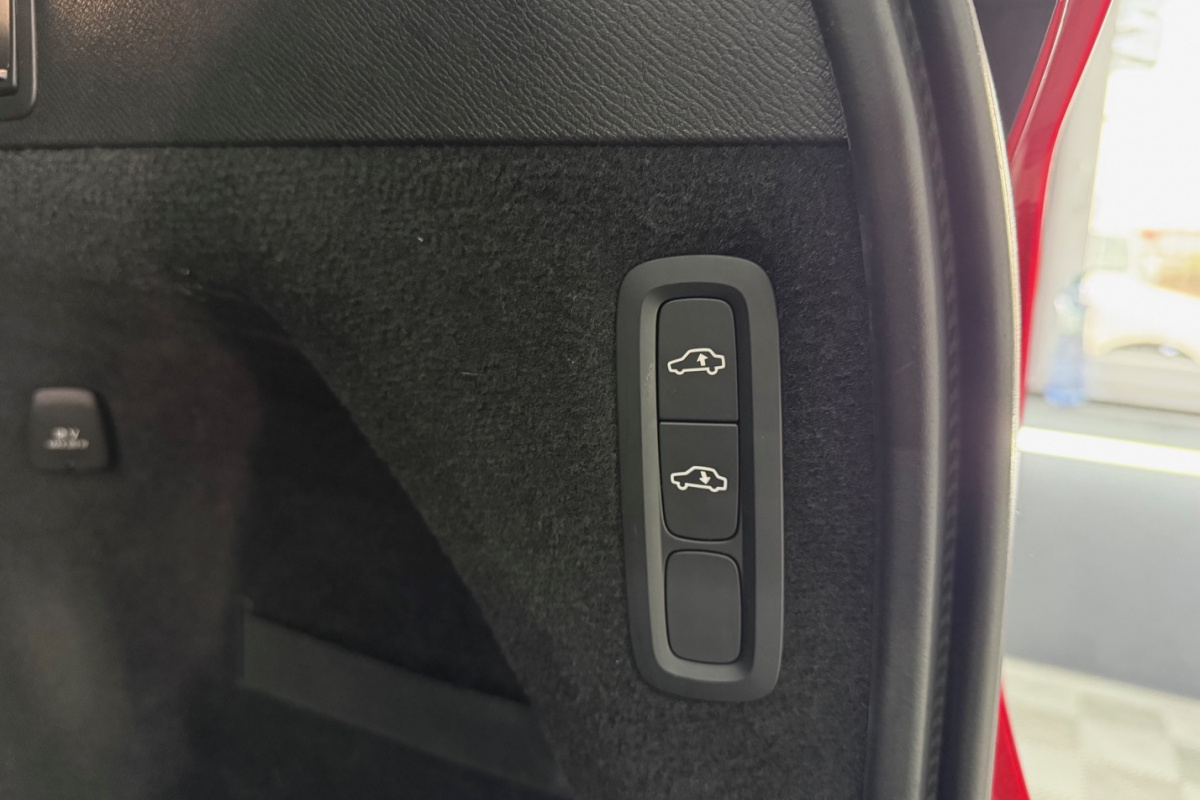 Ponuka vozidiel / Volvo XC90 D5 235k Drive-E R-Design AWD A/T - video