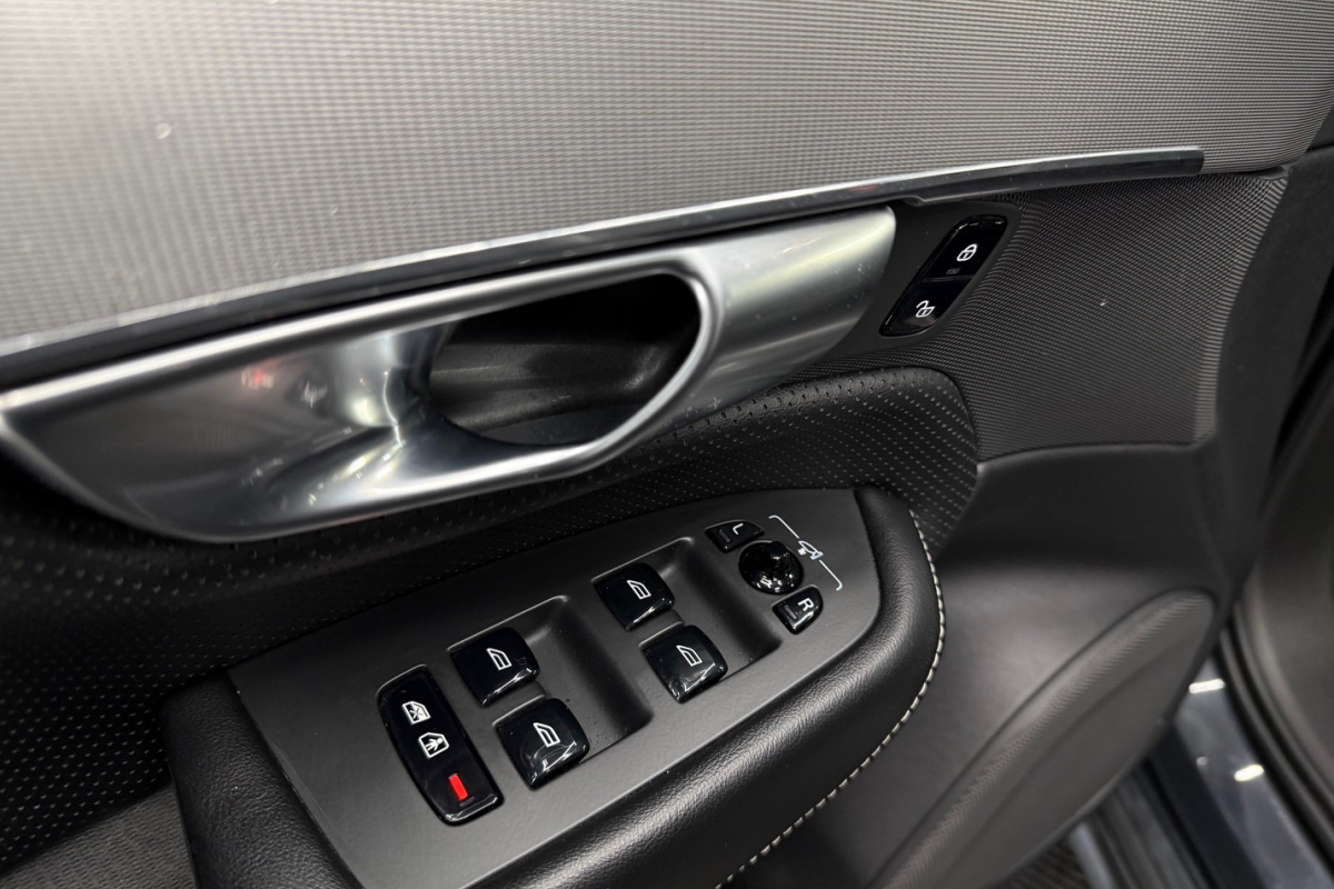 Ponuka vozidiel / Volvo XC90 D5 235k Drive-E R-Design AWD A/T - video Ponuka vozidiel / Volvo XC90 D5 235k Drive-E R-Design AWD A/T - video