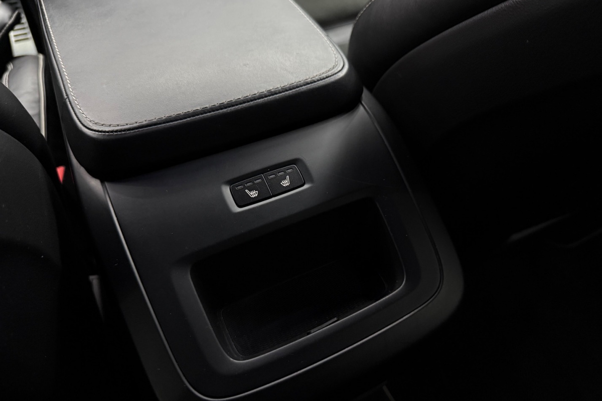 Ponuka vozidiel / Volvo XC90 D5 235k Drive-E R-Design AWD A/T - video