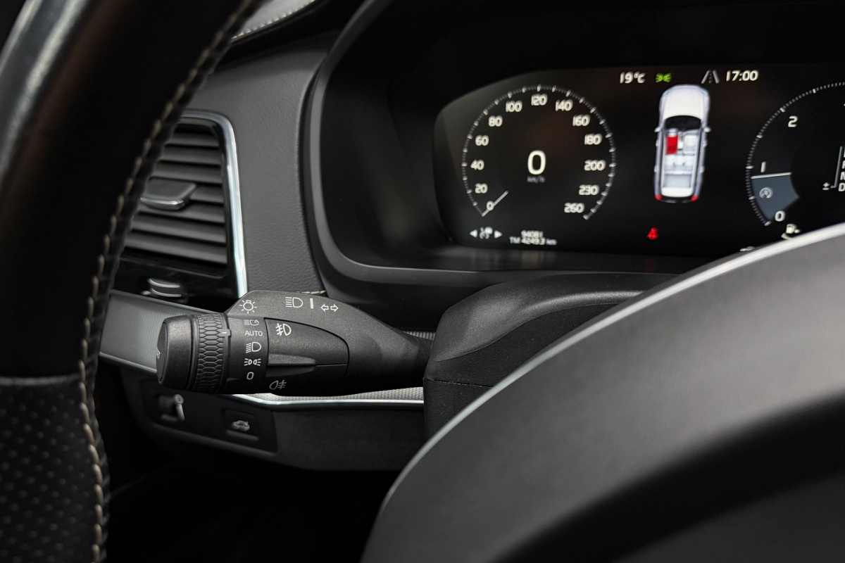 Ponuka vozidiel / Volvo XC90 D5 235k Drive-E R-Design AWD A/T - video