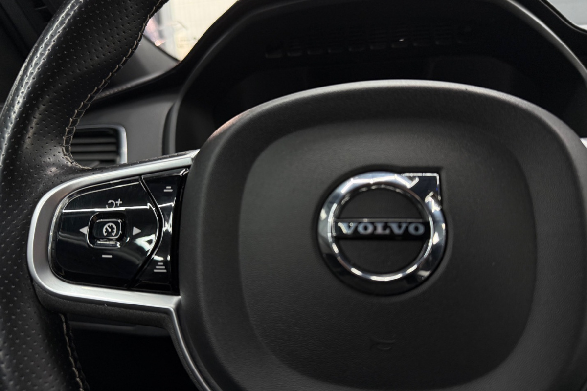 Ponuka vozidiel / Volvo XC90 D5 235k Drive-E R-Design AWD A/T - video