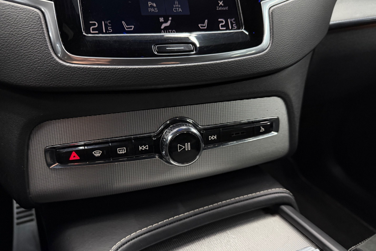 Ponuka vozidiel / Volvo XC90 D5 235k Drive-E R-Design AWD A/T - video