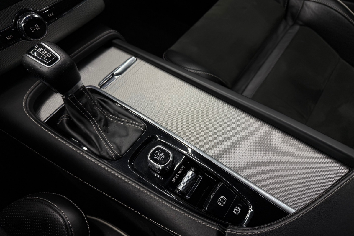 Ponuka vozidiel / Volvo XC90 D5 235k Drive-E R-Design AWD A/T - video Ponuka vozidiel / Volvo XC90 D5 235k Drive-E R-Design AWD A/T - video