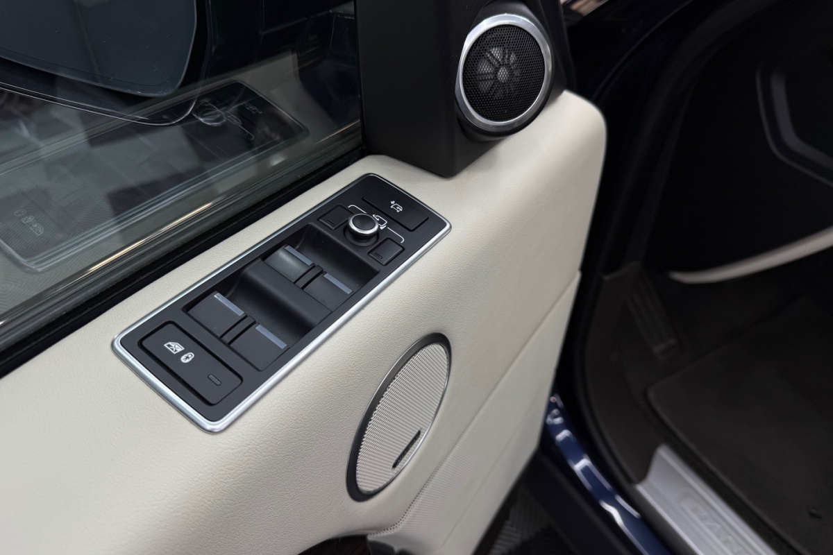 Ponuka vozidiel / Land Rover Range Rover Vogue 3.0 - video