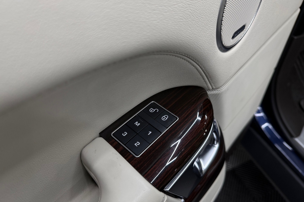 Ponuka vozidiel / Land Rover Range Rover Vogue 3.0 - video