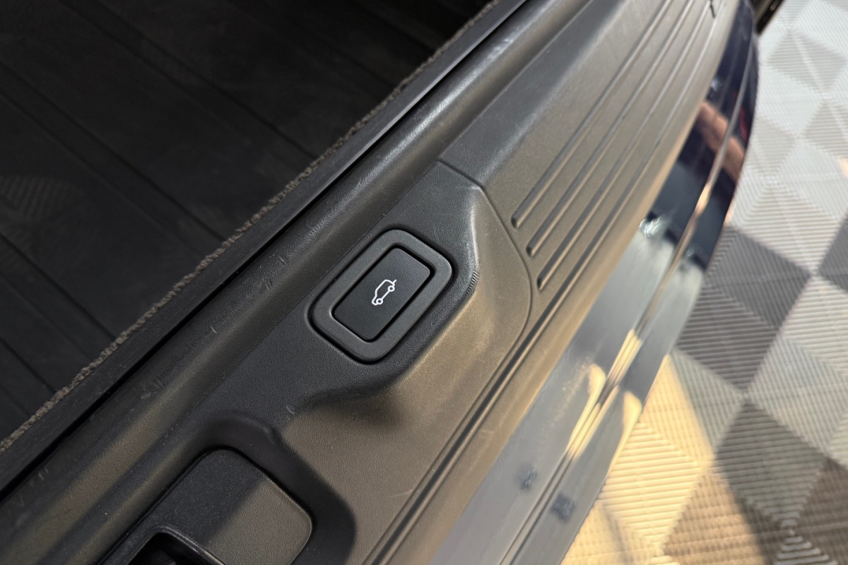 Ponuka vozidiel / Land Rover Range Rover Vogue 3.0 - video