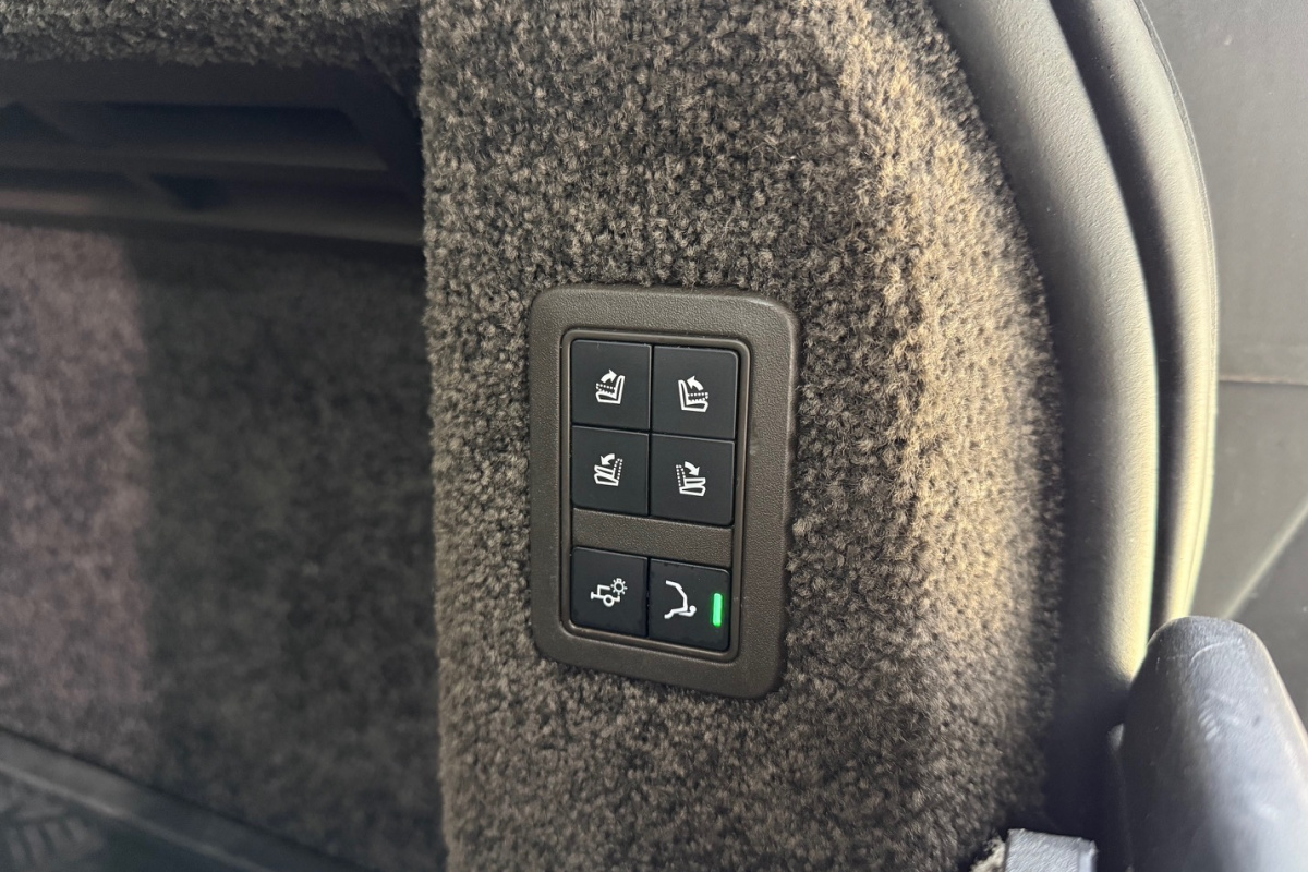 Ponuka vozidiel / Land Rover Range Rover Vogue 3.0 - video