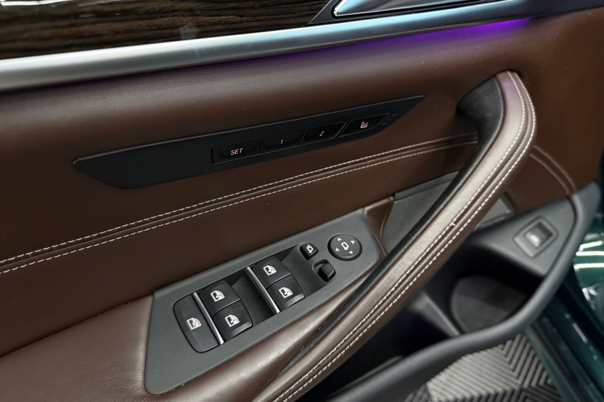 Ponuka vozidiel / BMW Rad 5 M550i xDrive A/T - video