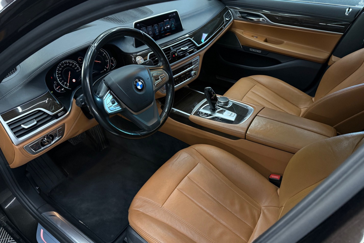 Ponuka vozidiel / BMW 730d xDrive A/T - video