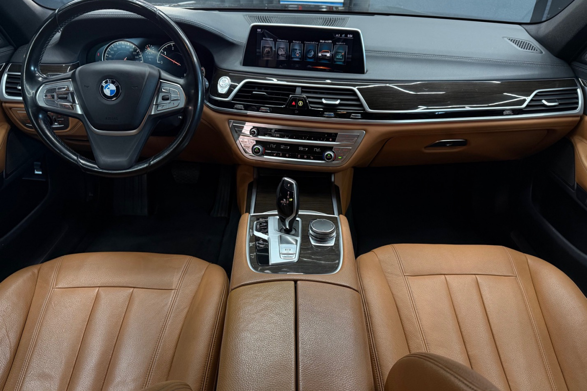 Ponuka vozidiel / BMW 730d xDrive A/T - video