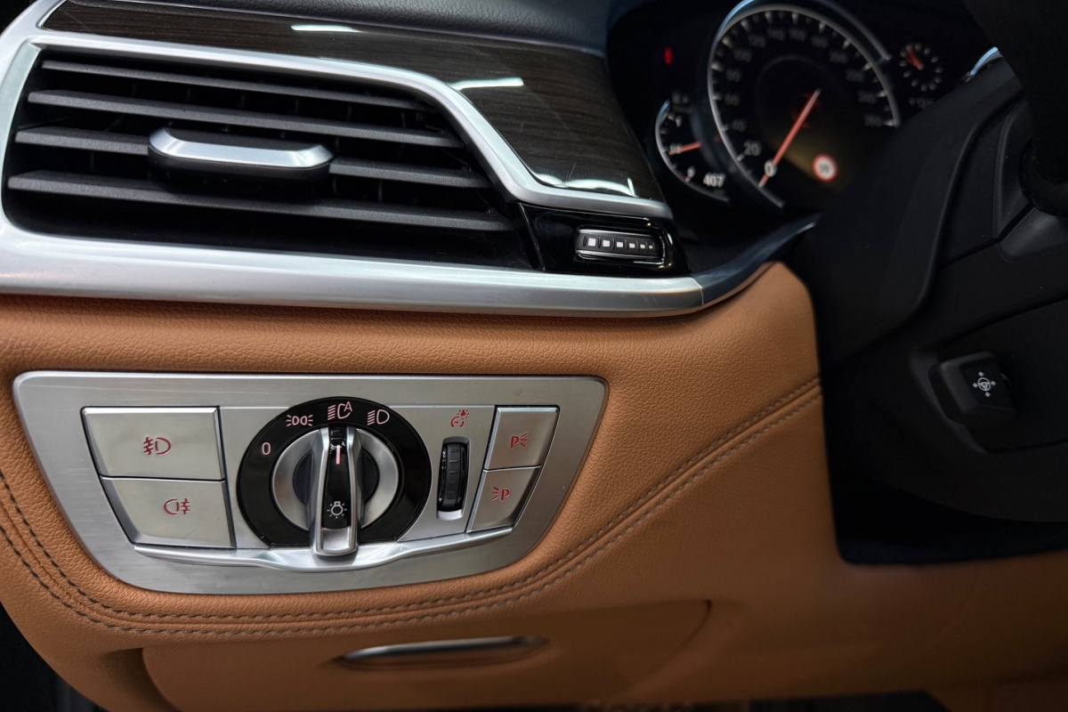 Ponuka vozidiel / BMW 730d xDrive A/T - video