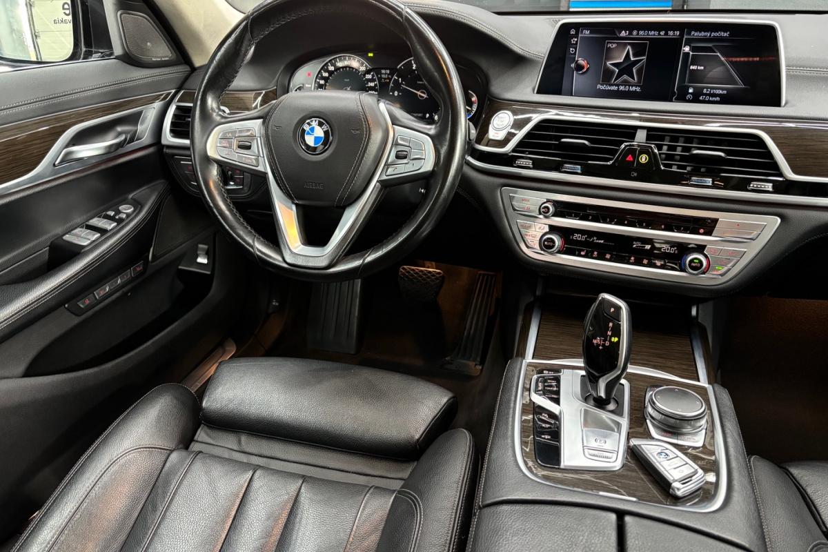 Ponuka vozidiel / BMW Rad 7 730d A/T - video