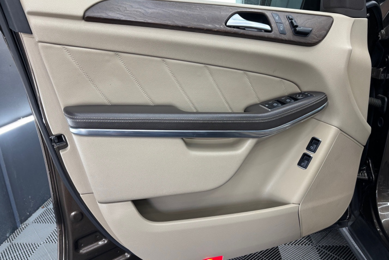  Ponuka vozidiel / Mercedes-Benz GL 350 CDI BlueTEC 4MATIC - video
