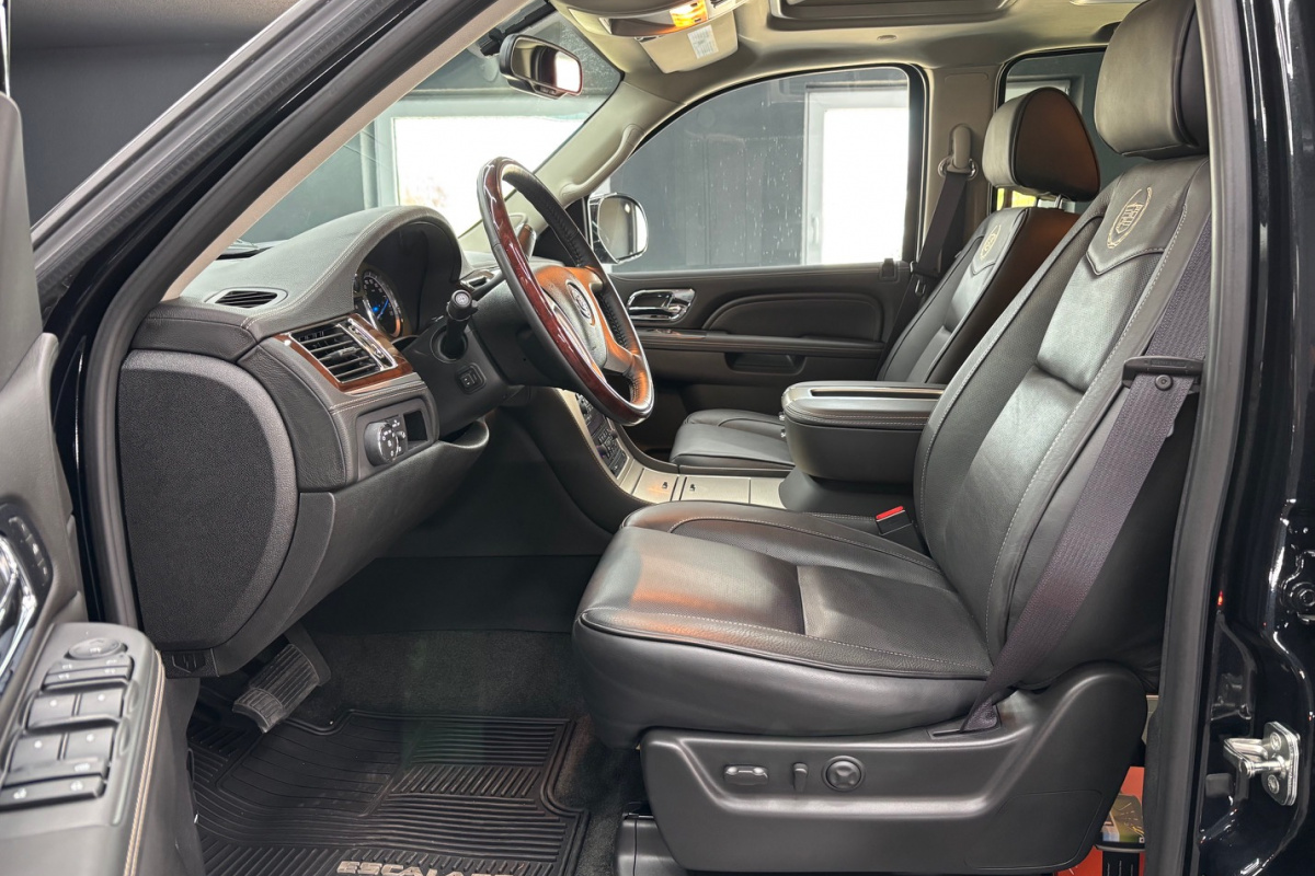 Ponuka vozidiel / Cadillac Escalade 6.2 V8 Platinum Edition A/T - video