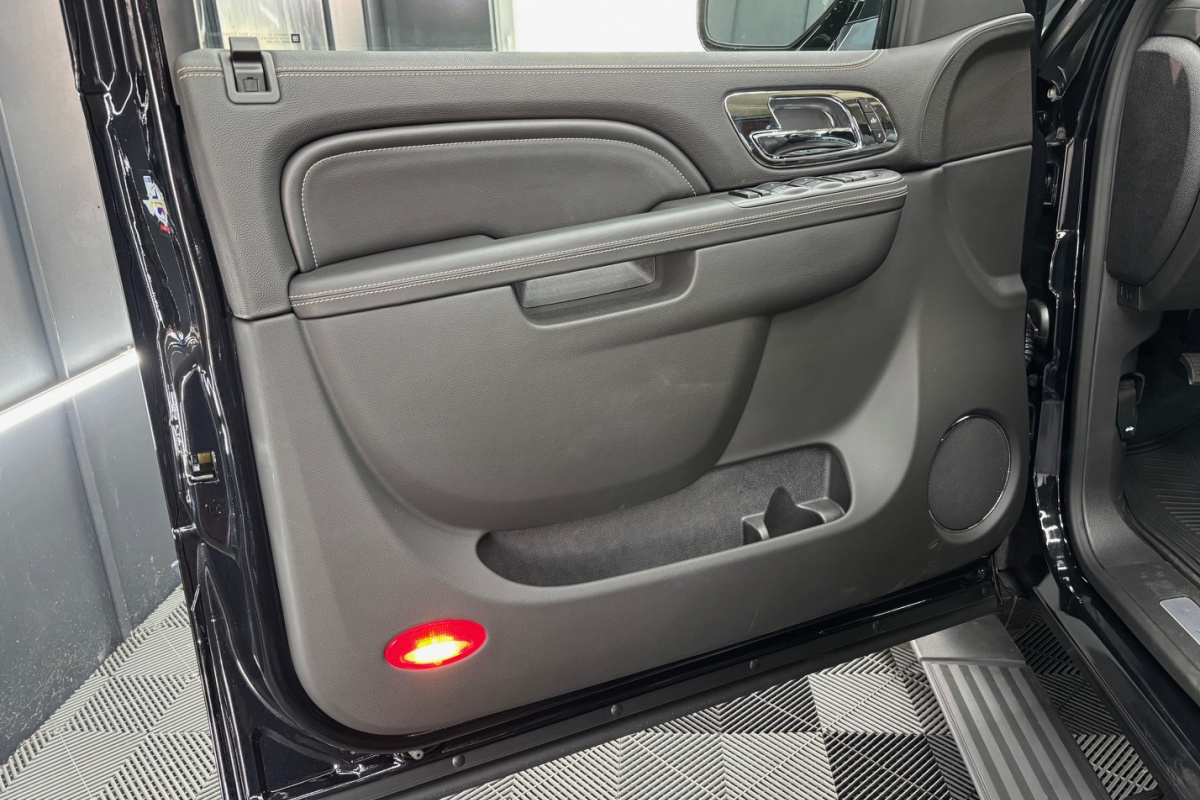 Ponuka vozidiel / Cadillac Escalade 6.2 V8 Platinum Edition A/T - video